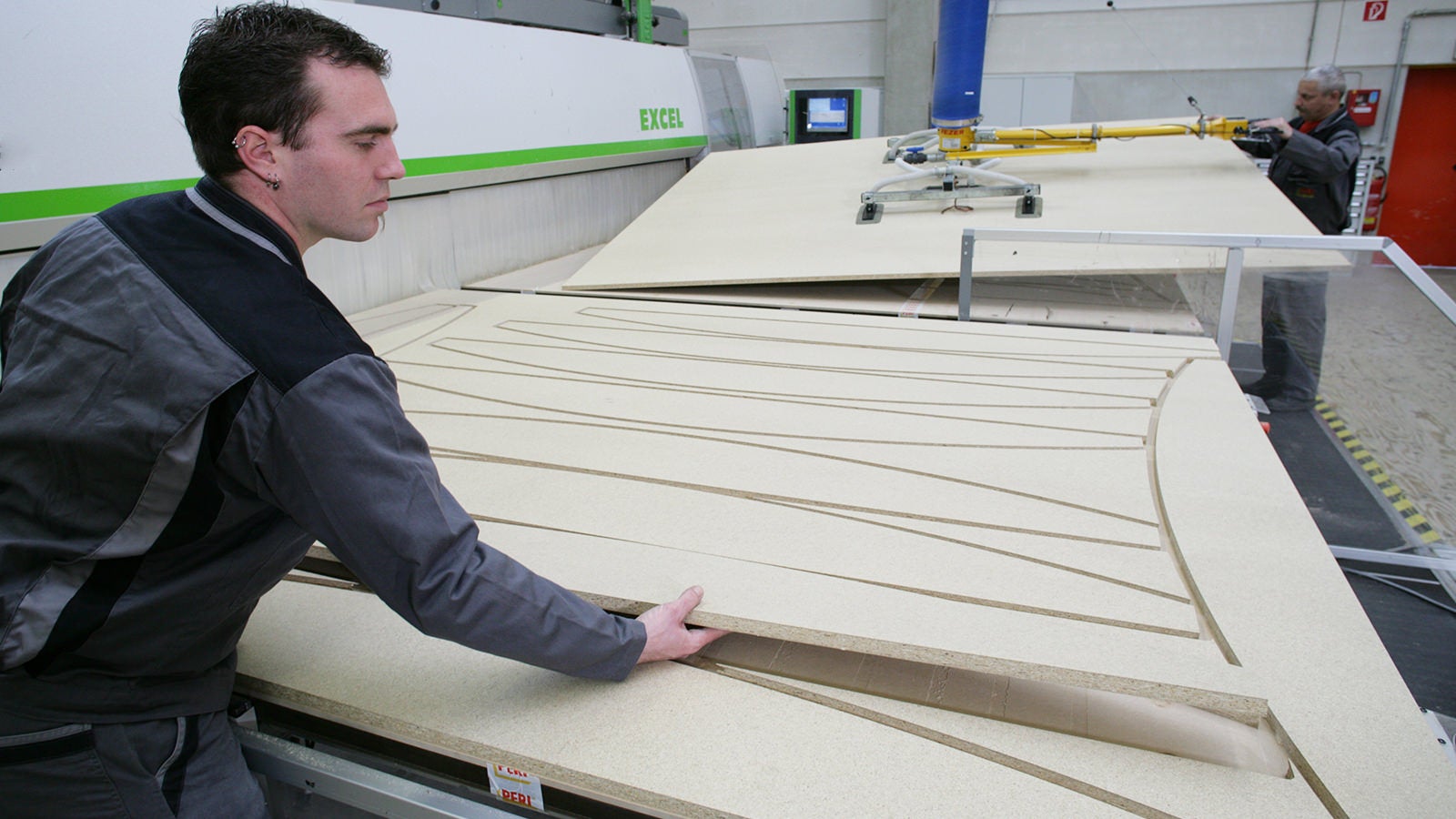 Die Daten der CAD-Planung werden direkt an die CNC-Maschine übermittelt. Dort entstehen präzise Plattenzuschnitte in beliebiger geometrischer Form.