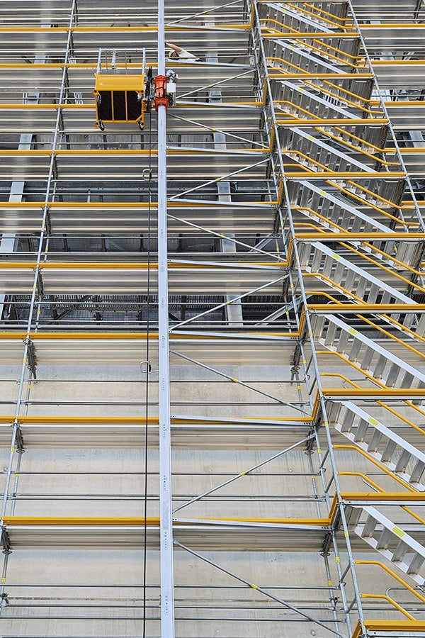 Das Gerüsttransportsystem STS 300 wächst von Lage zu Lage mit und packt beim Aufbau und Transport mit an. Auch auf der bauma ist es im Einsatz.