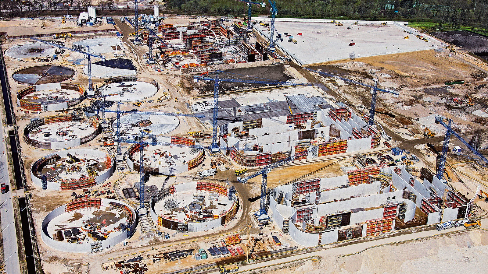 Em um período de construção de apenas dois anos, um total de 120 estruturas individuais foram construídas em uma área equivalente a 80 campos de futebol.