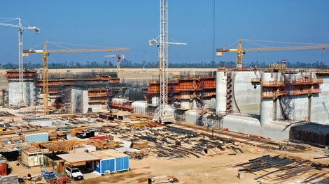 这座330米长的尼罗河纳加哈马迪大坝由一座水利发电厂、一个大坝以及两个船闸组成