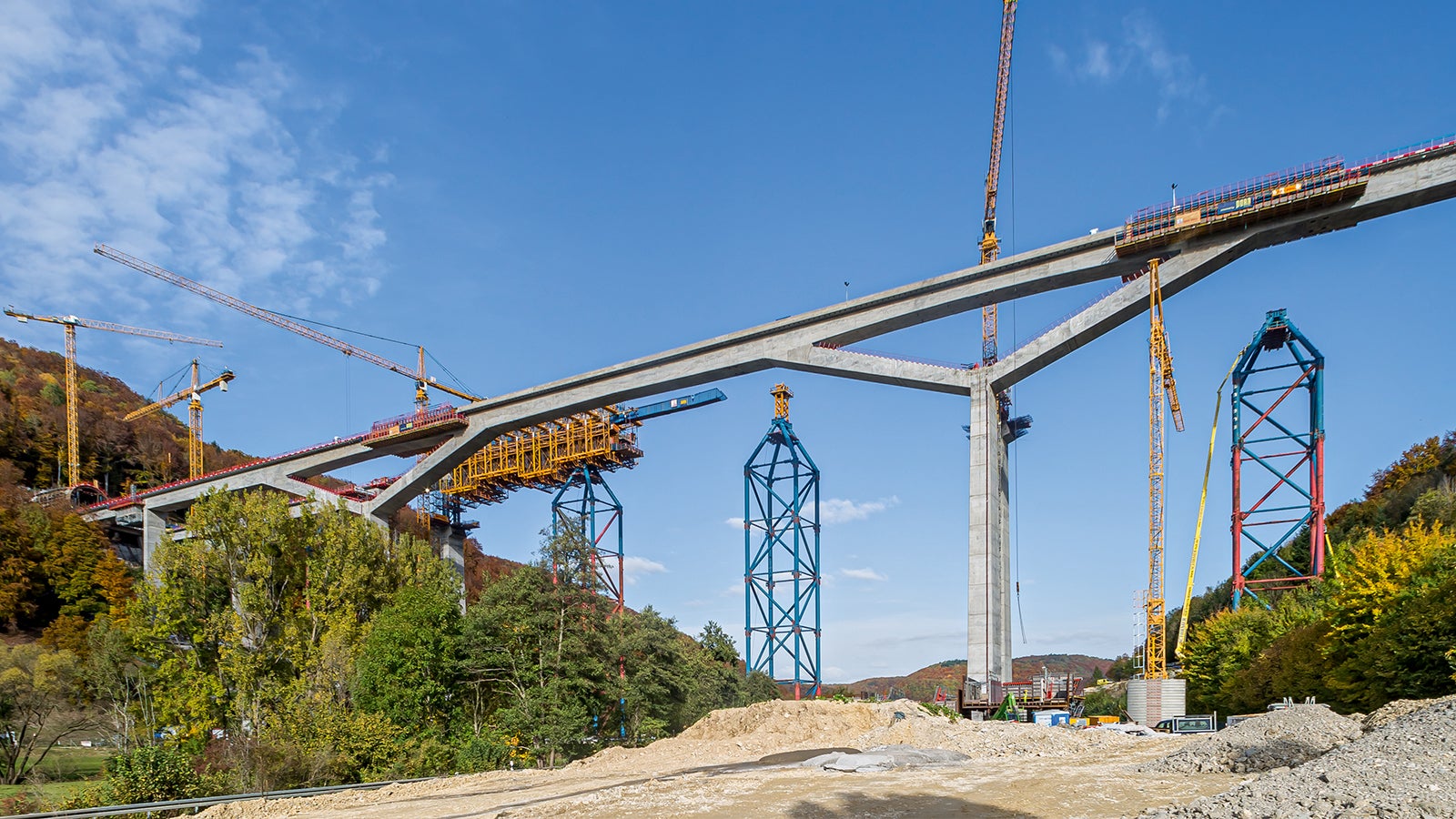 Die Herstellung der Gesimskappen an der Westbrücke erfolgte in 24-m-Abschnitten, hierbei kamen insgesamt vier VARIOKIT Gesimskappenwagen zum Einsatz.