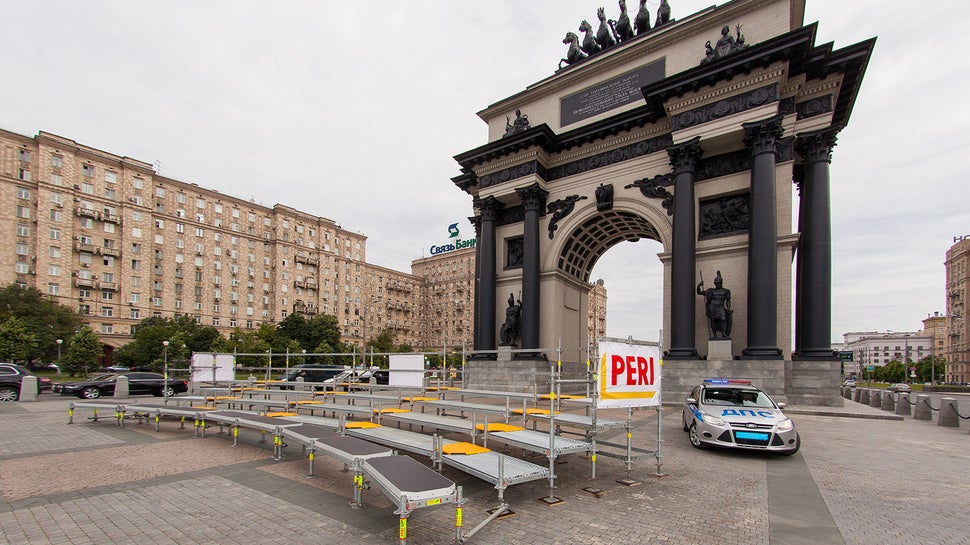 Трибуна полукруглой формы была собрана у Триумфальной арки для проведения праздничной фотосессии по случаю 80-летия со дня основания ГИБДД МВД России