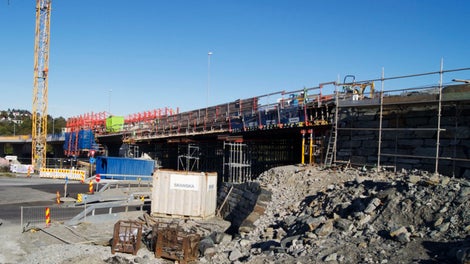 E39 Hove-Sandved består i all hovedsak av fem forskjellig bruer reist fra bakken, hvor den lengste er en to-felts motorveibru med lengde på over 340 meter. Systemvalg fra PERI er PERI UP, Multiprop med rammer, TRIO, CB240 klatring, rekkverkssikring med nett og spesialform.