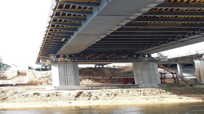 Поддерживающая конструкция для бетонирования дорожного полотна