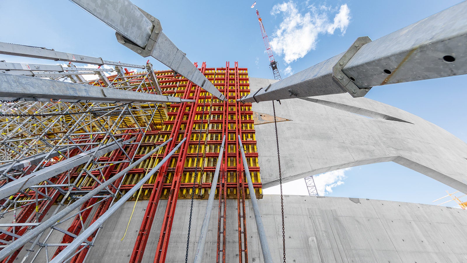 The complex geometry of the wall dictated a number of very large pours, as long as 36&amp;nbsp;m and 12&amp;nbsp;m tall.
