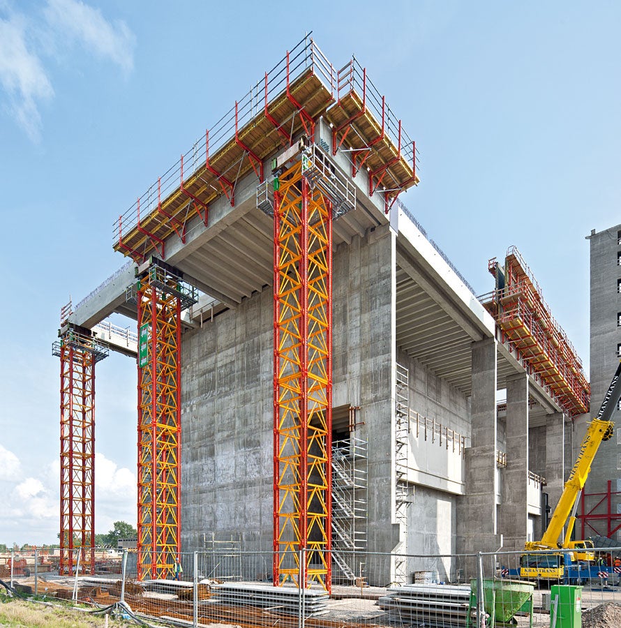 The VARIOKIT heavy-duty shoring towers with a height of 23.60 m can support loads of over 200 t in each case. The horizontal assembly of the approx. 10 m high tower sections makes the erection of the shoring easy and safe.