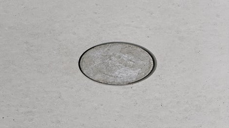 Mit Betonkonus<br/>flächenbündig verschlossen