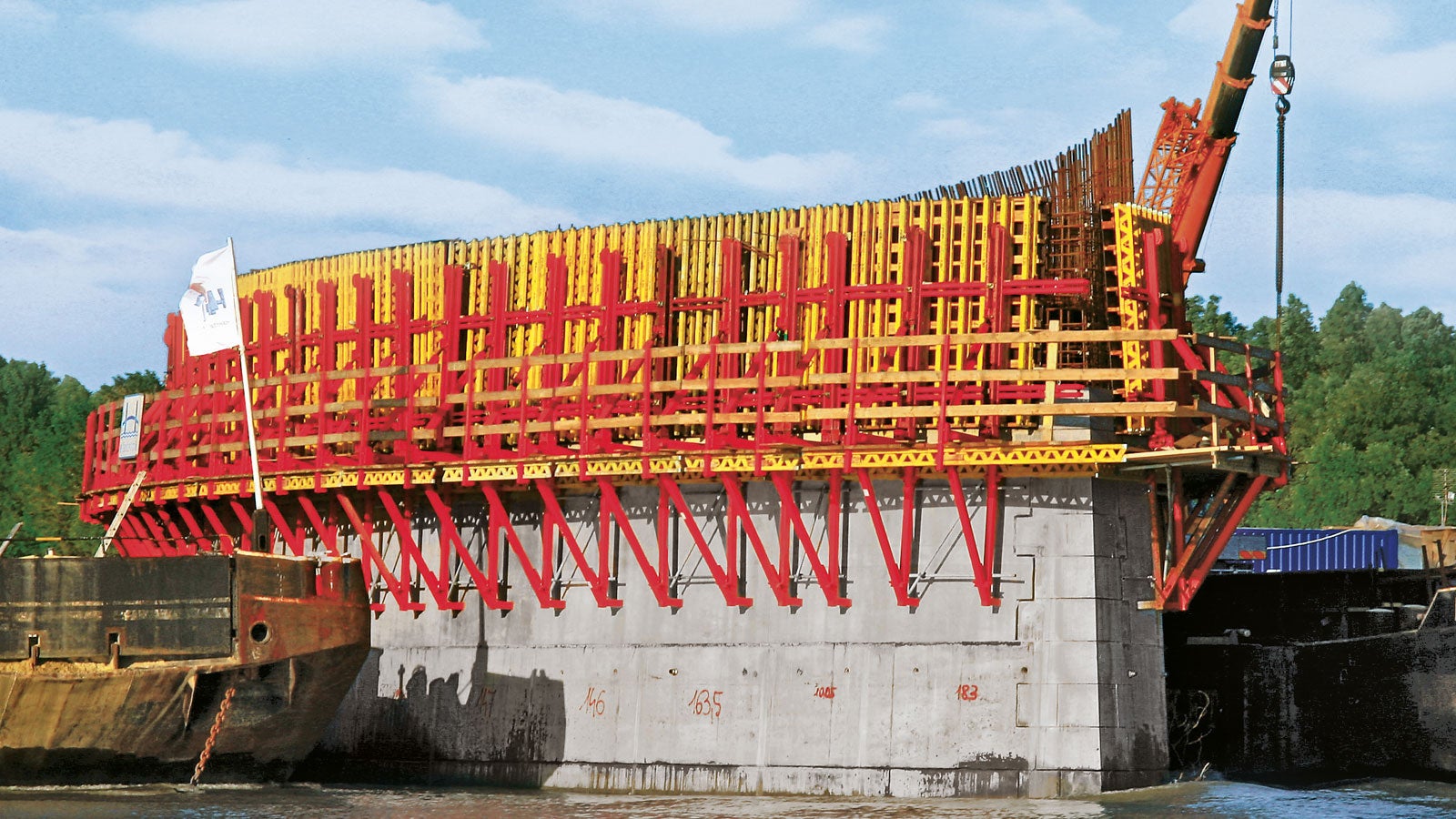 Además de los muros en la construcción de edificios, los elementos VARIO GT 24 encuentran muchas aplicaciones en la ingeniería civil, por ejemplo, para un pilar de puente, como se muestra aquí.<br/>