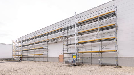 Grâce à la série EVOTOP, l'échafaudage de façade modulaire PERI UP est désormais encore plus solide et plus flexible dans son utilisation