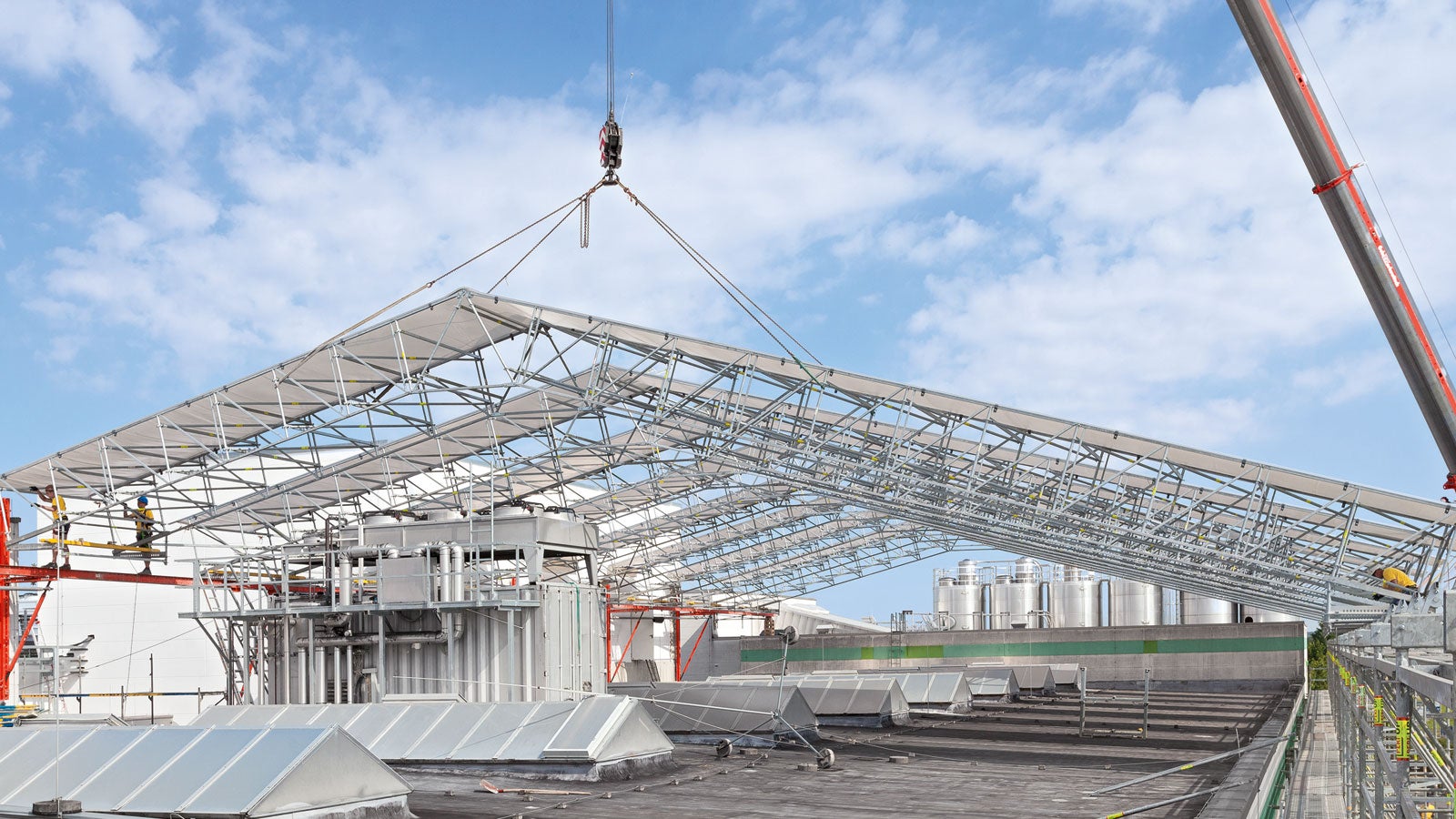 The crane lifts the complete segment quickly and safely into position after pre-assembly on the ground.