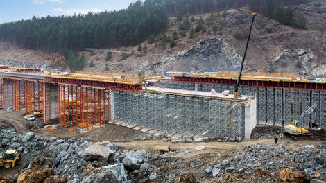 使用CB/VARIO爬模单元浇筑钢筋混凝土桥墩。根据施工现场条件，使用PERI UP片状支撑塔架以及VARIOKIT高强塔架作为桥梁上部结构的支撑方案。