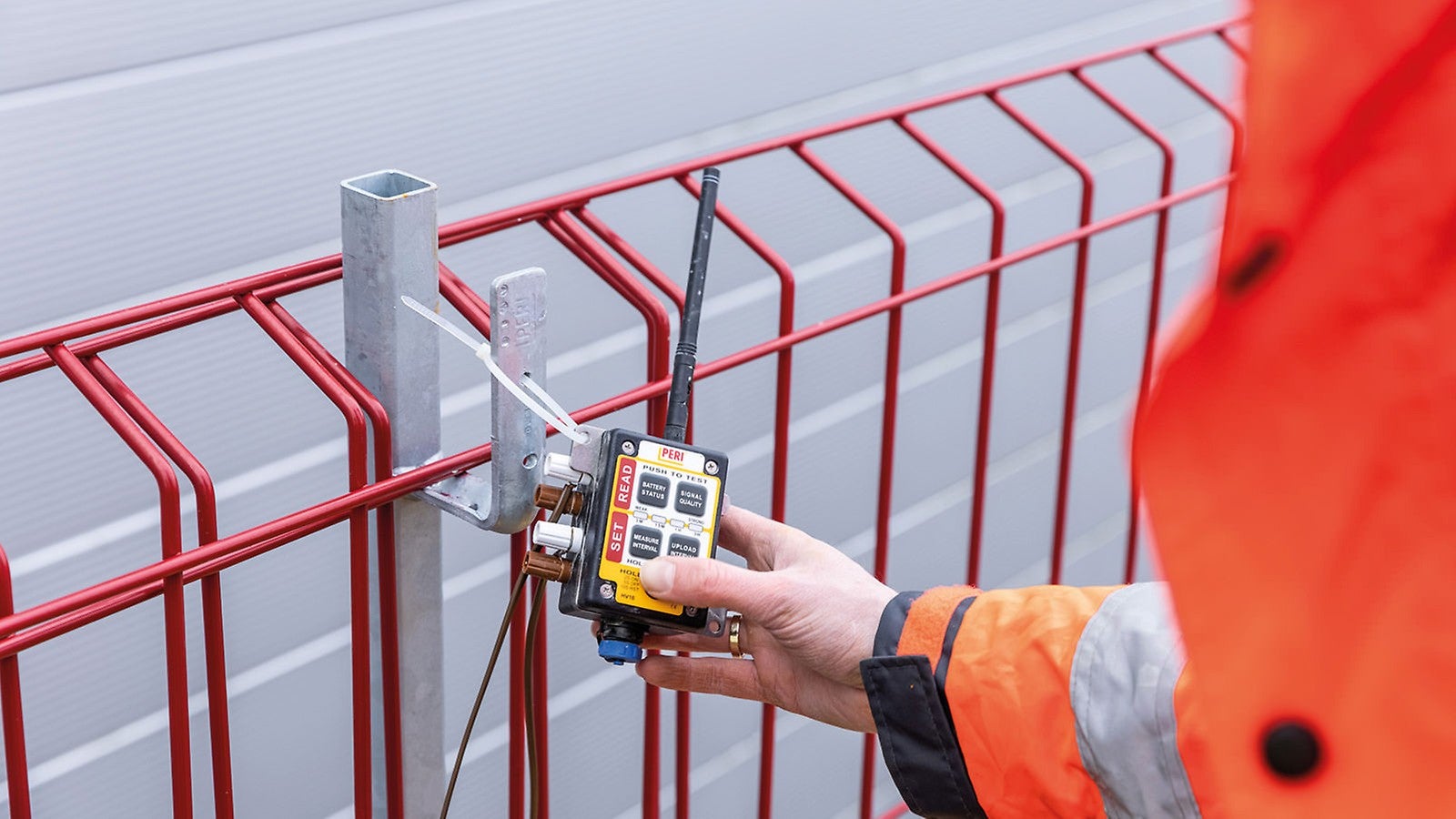 <p>S PERI InSite Construction přin&amp;aacute;&amp;scaron;&amp;iacute; firma PERI na trh různ&amp;aacute; digit&amp;aacute;ln&amp;iacute; ře&amp;scaron;en&amp;iacute;, kter&amp;aacute; optimalizuj&amp;iacute; postup beton&amp;aacute;že na stavbě a pomohou s &amp;uacute;sporou času a n&amp;aacute;kladů. Kl&amp;iacute;čem je měřic&amp;iacute; př&amp;iacute;stroj, Cloud a senzory. Mezi nimi tak&amp;eacute; senzor pro měřen&amp;iacute; teploty a tlaku betonu pro efektivn&amp;iacute; měřen&amp;iacute; teploty a určen&amp;iacute; pevnosti betonu.&amp;nbsp;</p><br/>