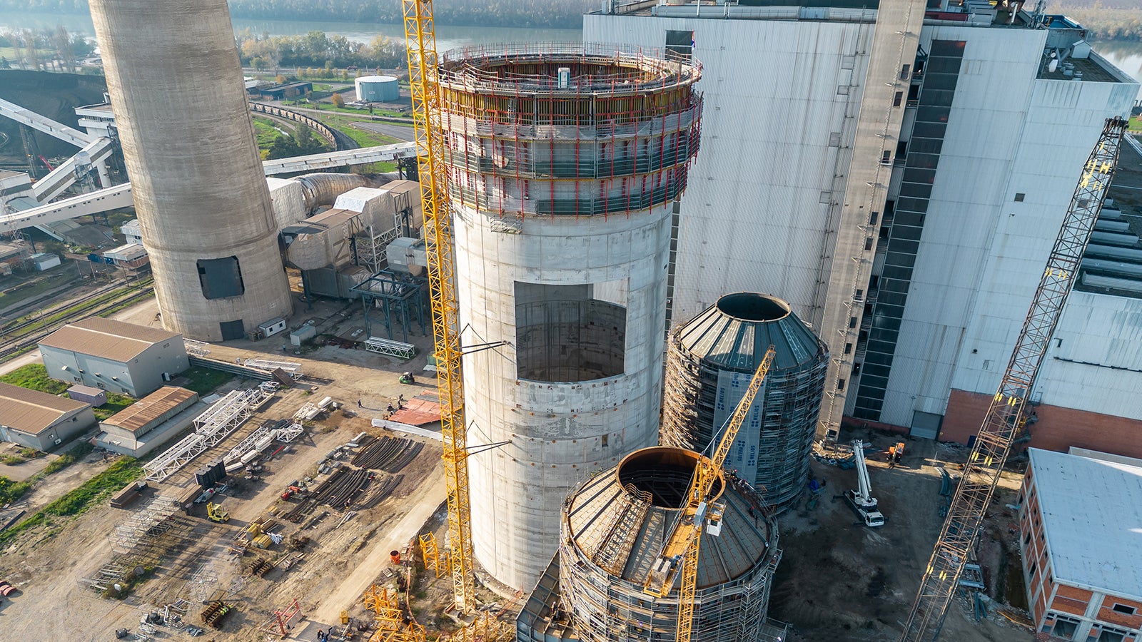 Objekat 75, visine 150 m, predstavlja najkompleksniji građevinski objekat postrojenja za odsumporavanje Termoelektrane Nikola Tesla B