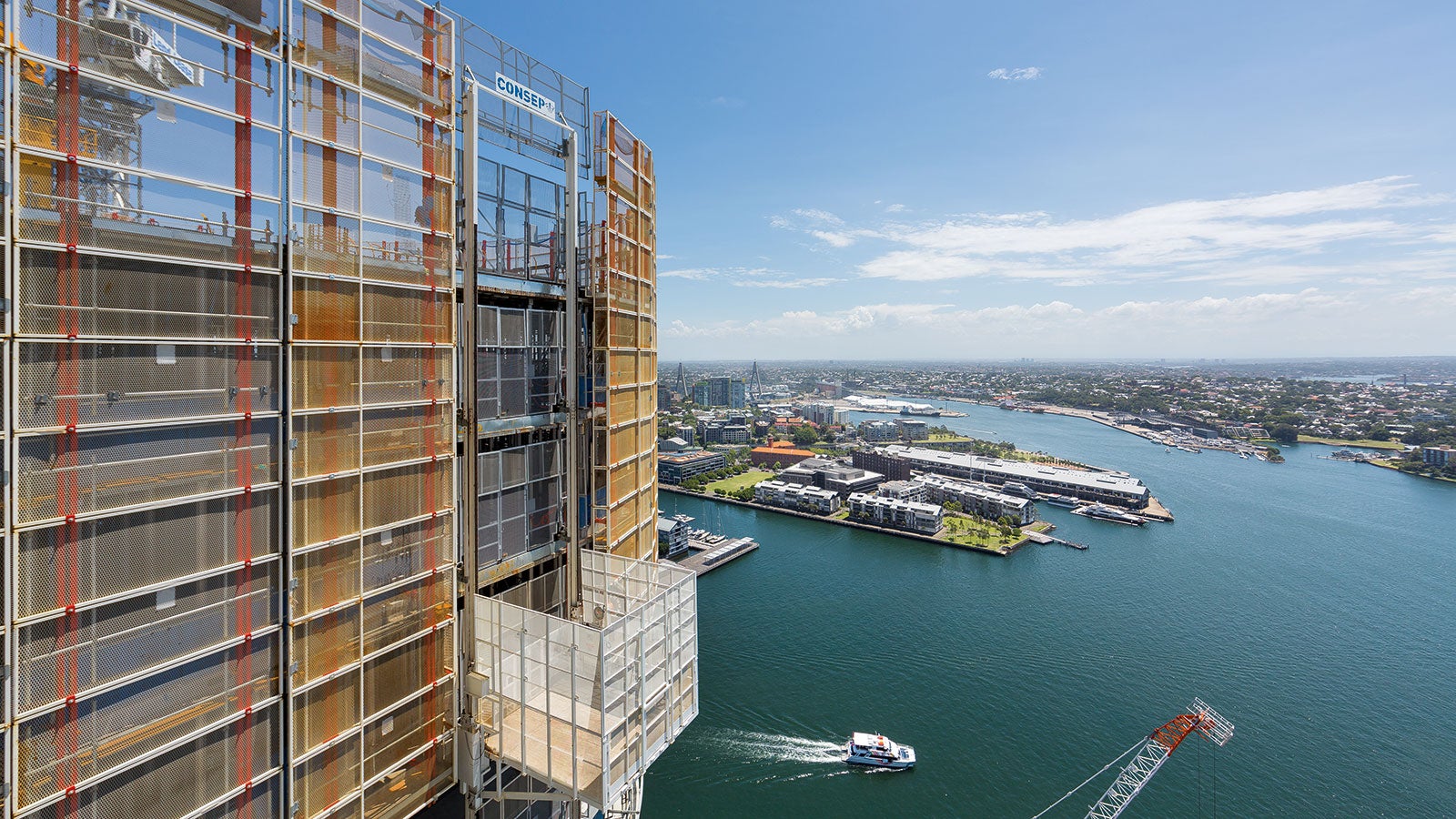 Key components of the PERI climbing solution are two RCS landing platforms on each tower that have been integrated into the LPS enclosure and supplemented with additional protective meshes.