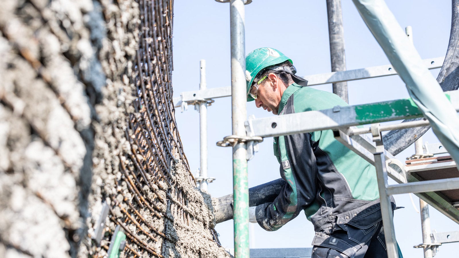 Befüllen der Bewehrungskörbe mit einer Sika Spezial-Beton Rezeptur.<br/>(Foto: PERI SE)