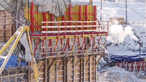 Вертикальные и наклонные участки бетонируются с помощью модулей консольно-переставной опалубочной системы SCS/VARIO.