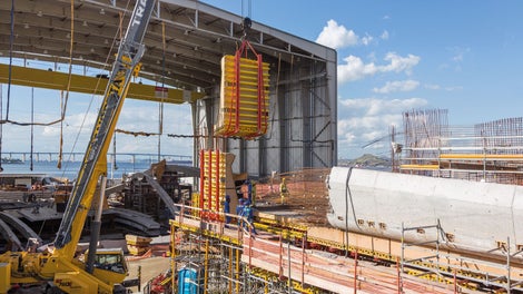 Panely na mieru boli podopreté vežami a pracovným lešením PERI UP ako aj jednotkami VARIOKIT tak, aby spolu vytvorili debniacu 3D konštrukciu.