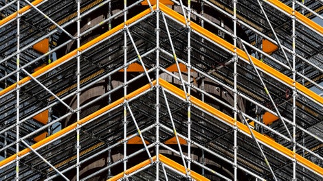 Узловая диагональ соединяется с розетками на вертикальных стойках. Ригельная диагональ - через отверстия в самом ригеле.