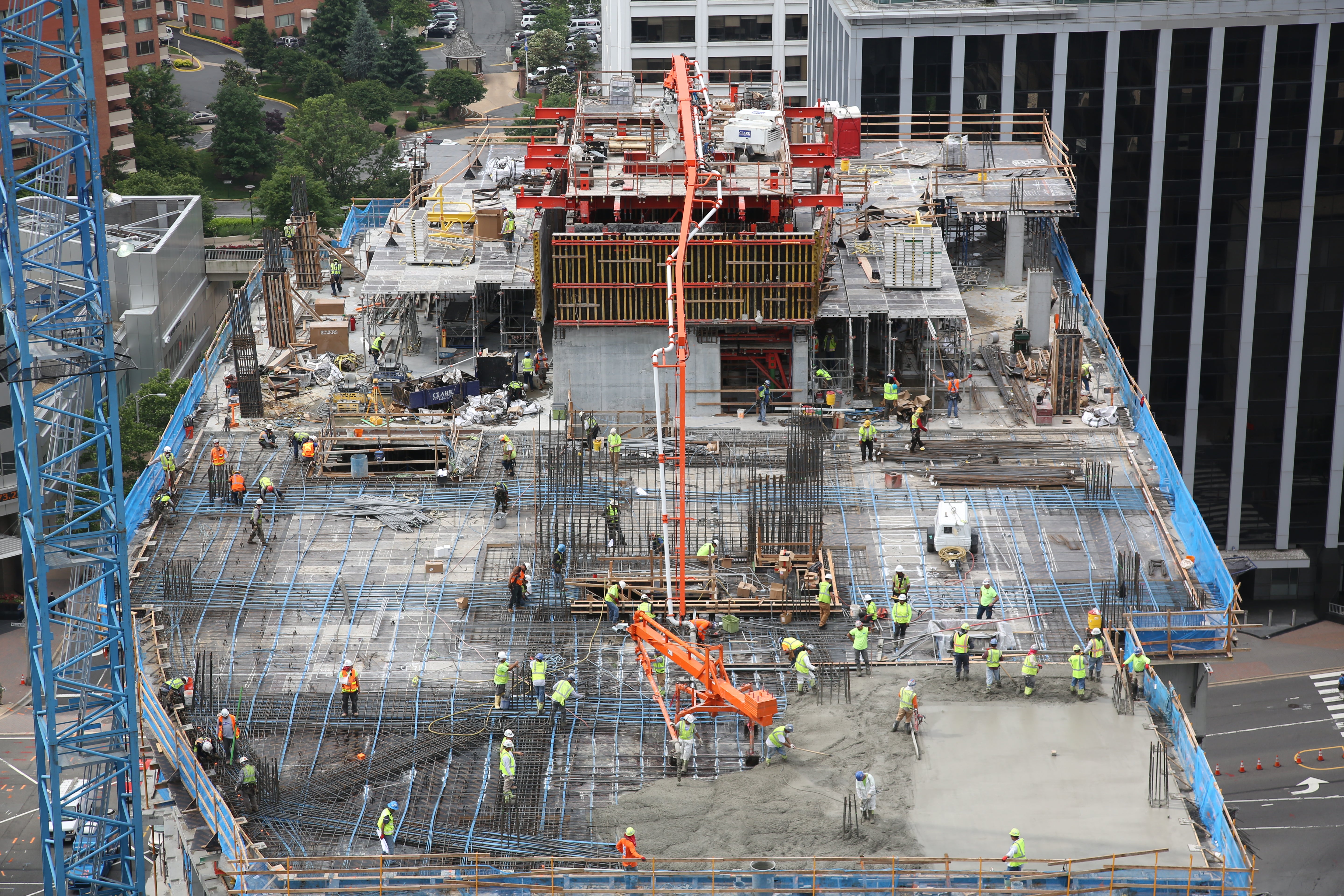The high capacity hydraulic cylinders allow carrying the concrete placing boom on top of the system which facilitates pouring of the decks around the core.