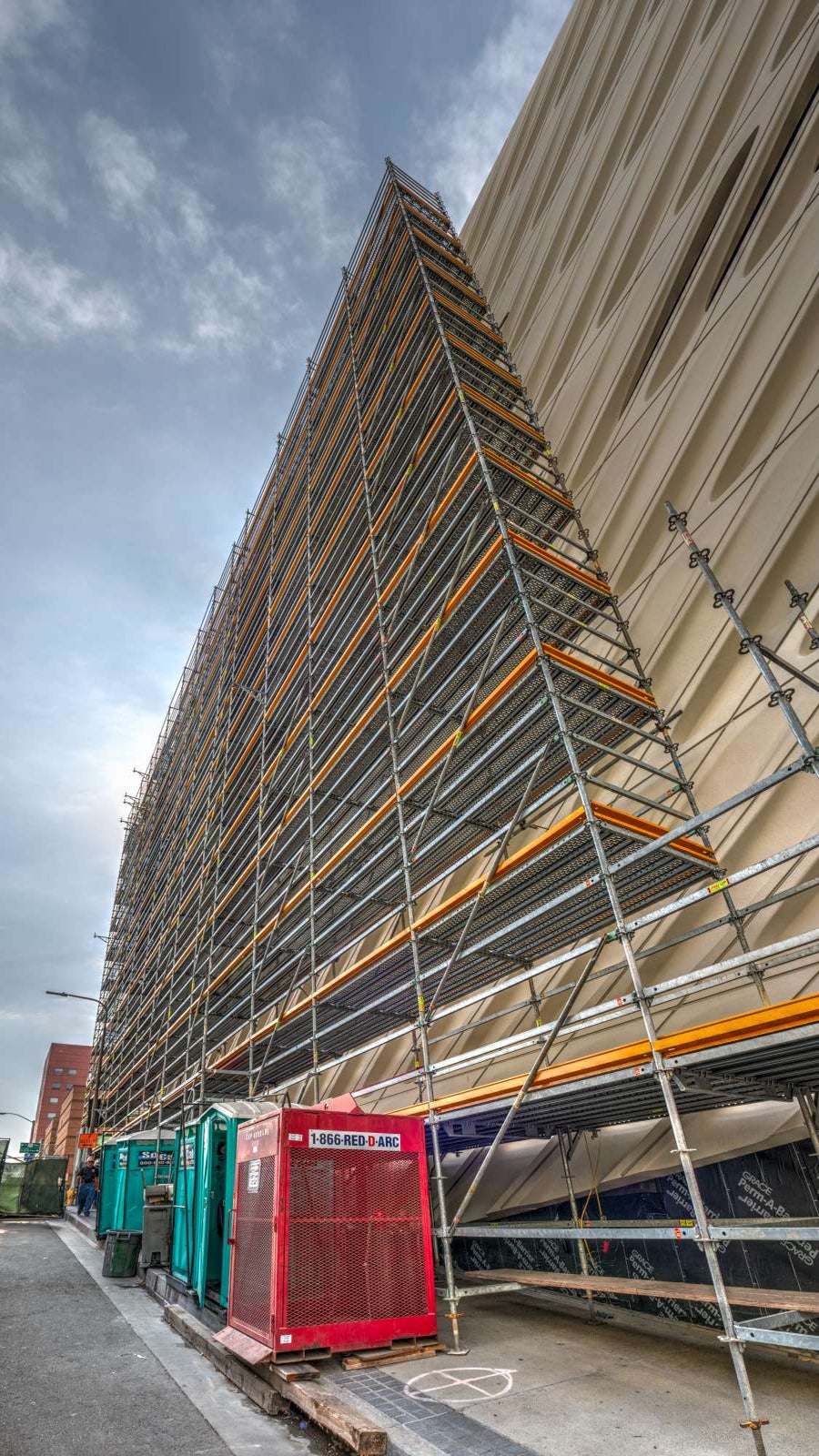 The PERI UP scaffold system encloses the entire building for safe and easy access.