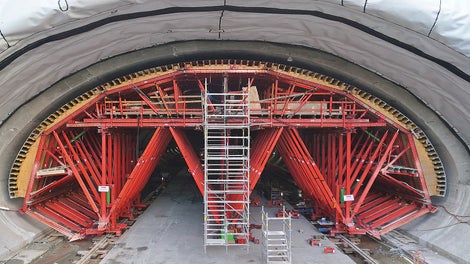 The hydraulically operated carriage allows the tunnel formwork system to vary heights as required. (Photo: Images courtesy of TfNSW)