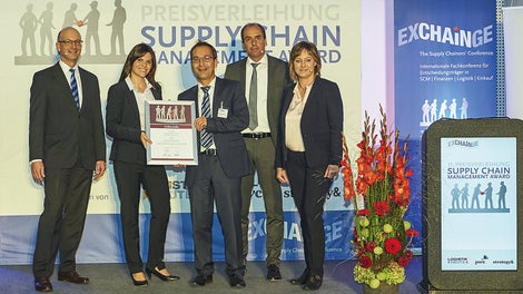 PERI recently received the prestigious "Supply Chain Management Award 2016" for a new logistics concept. On behalf of the international team, Ramona Held and Dr. Bernd Rosenkranz (centre) accepted the award from jury members Dr. Petra Seebauer (right) and Harald Geimer (left) along with the previous year's winner and laudator, Johannes Giloth.<br/>(Photo: André Baschlakow/EUROEXPO)