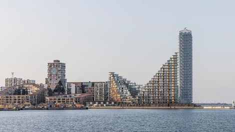 Med sin ekstraordinære højde skyder skyskraberen i vejret og udgør en særlig rolle ved den populære havnefront.