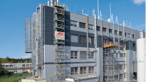 Výstupová věž do výšky 28 m s atypickým<br/>založením na příhradových nosnících.