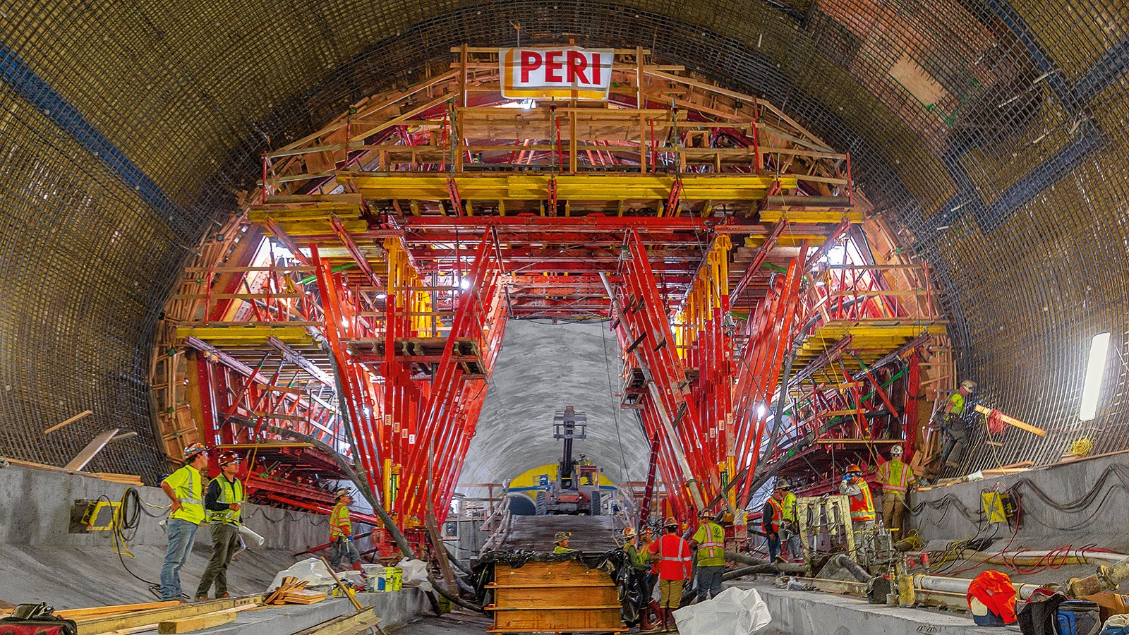 Suure kandevõimega VARIOKIT komponendid võtsid vastu tohutud koormused ja samal ajal olid piisavalt paindlikud, et muutuvale tunneli ristlõikele kohanduda. <br/>(Foto: PERI GmbH)<br/>
