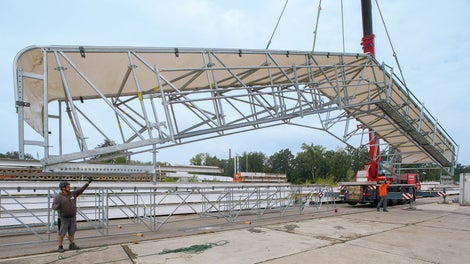 The girder segments along with the walkways can be completely preassembled on the ground. Subsequently, the crane positions the elements on the supports which comprises components taken from the PERI UP Modular Scaffolding range.