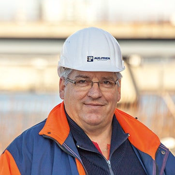 Statement von Reimer Rathje: „Für die Ausrundungsbereiche wurden die MAXIMO Elemente polygonal angeordnet. Der exakte Zuschnitt der Passhölzer erfolgte im Hamburger PERI Abbundbetrieb, zur Elementverbindung genügte das BFD Richtschloss.“