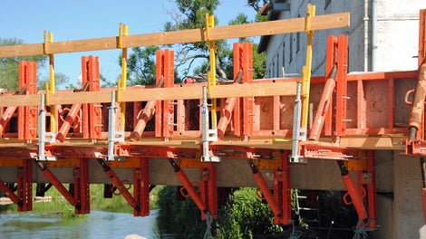 VARIOKIT konstruktionsmoduler brugt til arbejdsdæk og til fastholdelse af form til kantforskallingen. 