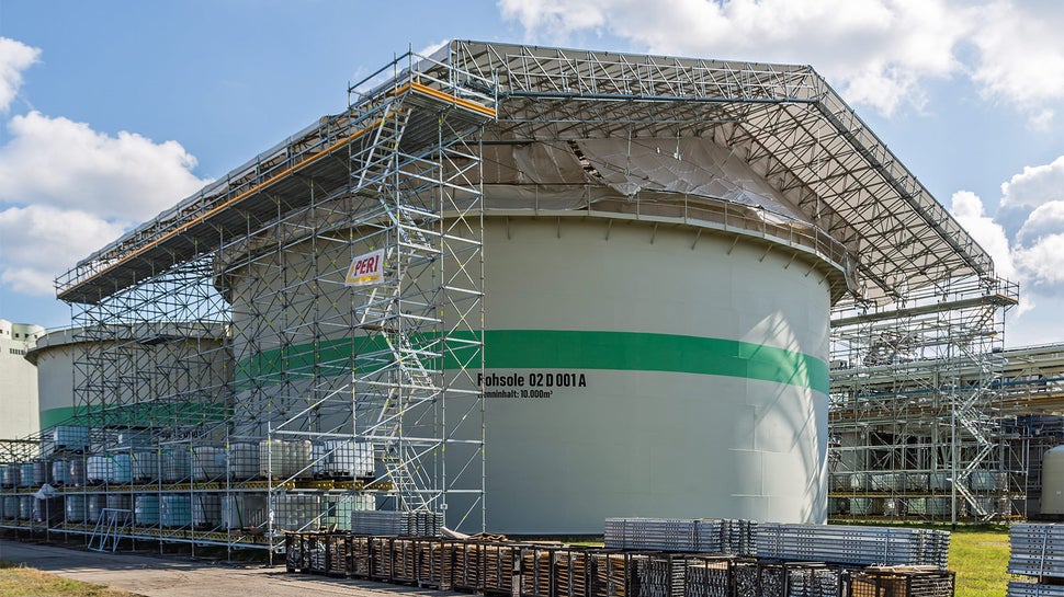 使用PERU UP Flex LGS桁架结构系统组成防护顶棚系统，抵御天气因素对施工带来的影响。防护顶棚结构能够在地面完成预组装，然后使用移动式吊车将其吊装至最终位置。