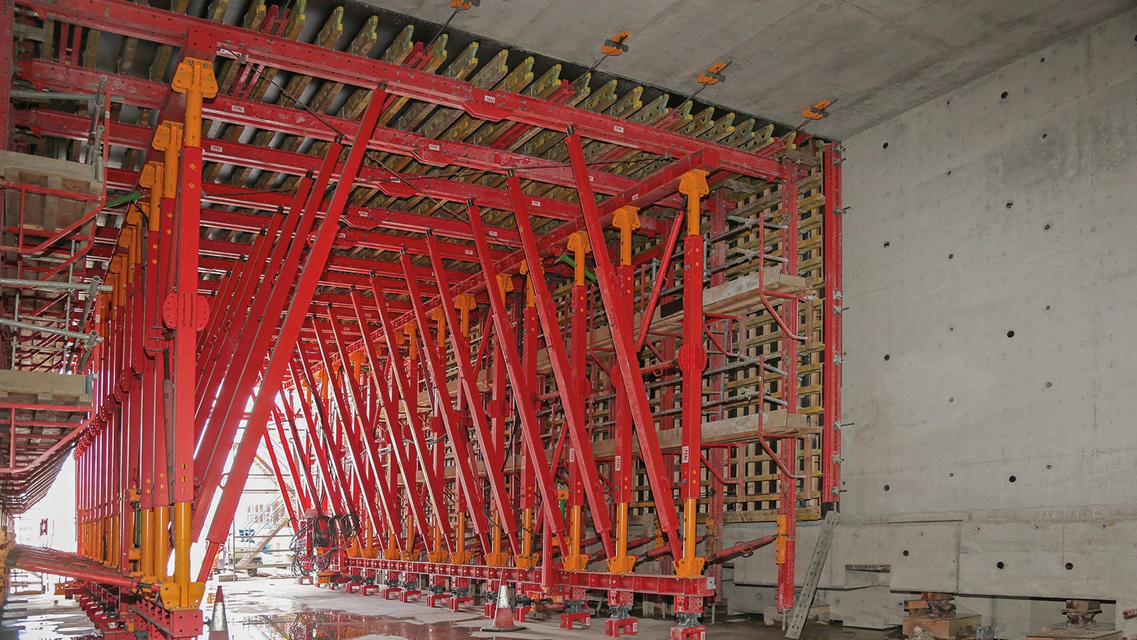 160 m pikkune tunnel betoneeriti üheksa valuga ning ainult ühe VTC tunneliraketise käru abil.<br/>(Foto: PERI GmbH)<br/>