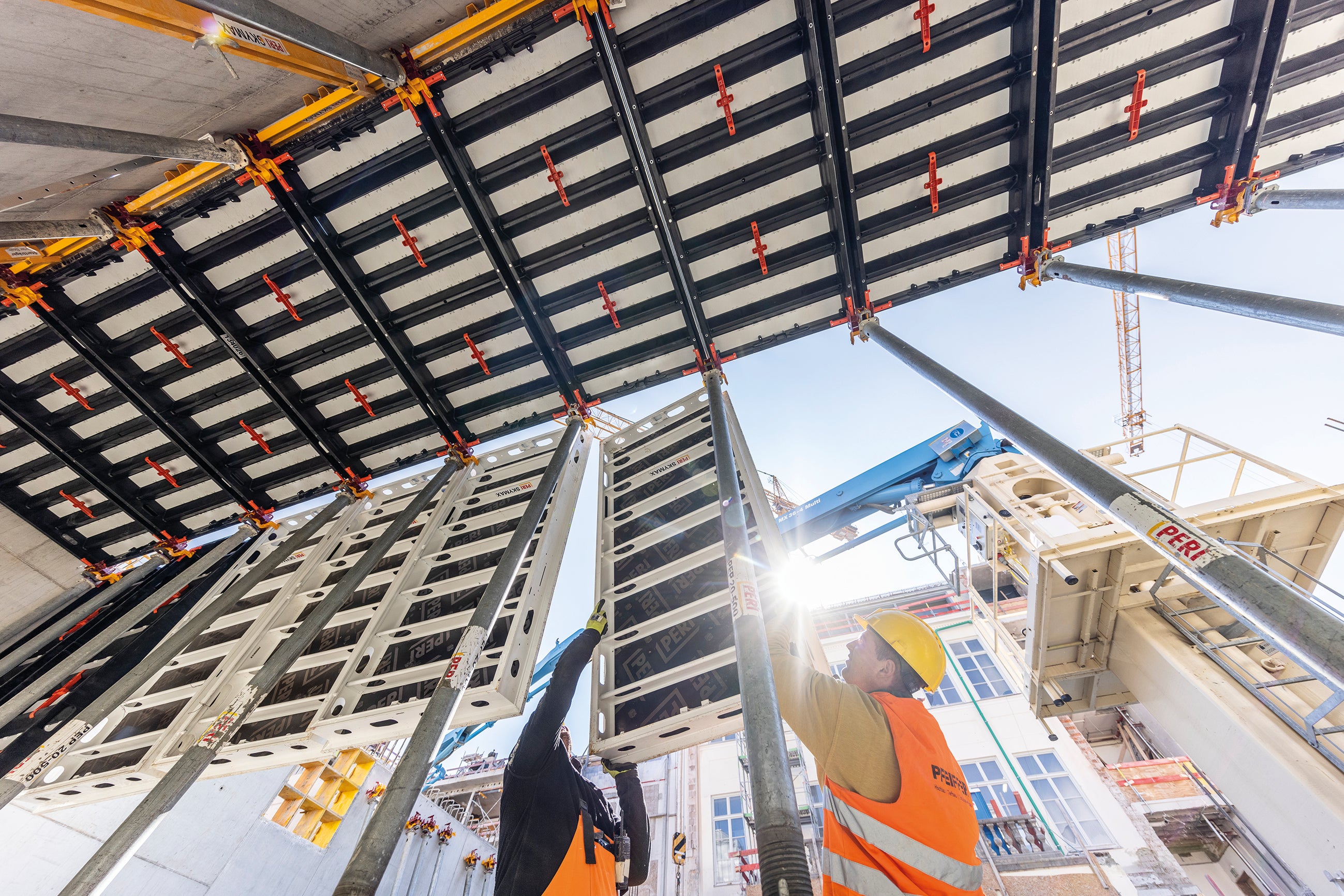 Le système de construction SKYMAX avec des panneaux en aluminium ou en polymère permet d'atteindre un très haut niveau de flexibilité technique et économique. Les panneaux légers en polymère, avec une peau de coffrage particulièrement durable, représentent une alternative durable aux solutions conventionnelles en bois ; leur utilisation peut contrecarrer les évolutions extrêmes du marché mondial du bois et ses longs délais de livraison. 