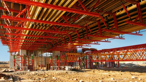 Specjalny wariant deskowania VARIO pozwala na montaż segmentów na odkładzie wyprzedzająco lub równolegle do montażu rusztowań podporowych, co znacznie skraca czas pracy rusztowań na budowie.