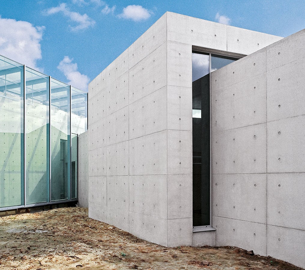 Auf der Museumsinsel Hombroich entstand ein Gebäude, das durch die Verwendung gestalteter Betonoberflächen selbst zum Kunstwerk wird.