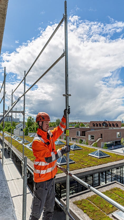 PERI patented the guardrail in advance as early as 1996; the principle of integrated safety is still an essential component of the PERI UP Scaffolding Kit today. This is also shown, for example, by the integrated lift lock of the decks without additional components. 