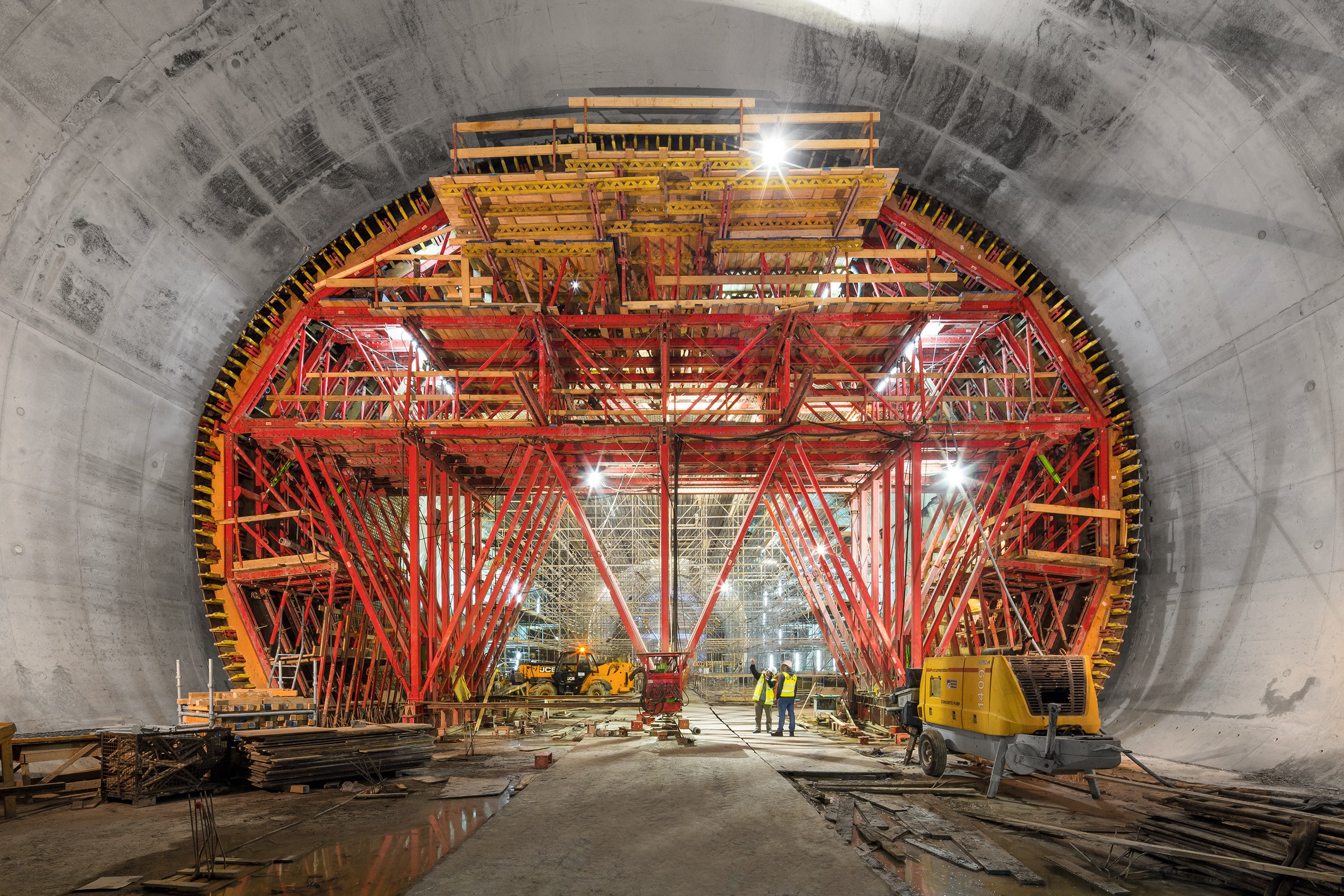 Le portique de coffrage de tunnel économique VTC est basé sur les éléments du système VARIOKIT, et offre ainsi aux utilisateurs un haut degré de flexibilité. Grâce à l'ingénierie sophistiquée de PERI, des solutions spécifiques au projet et configurables individuellement peuvent être trouvées.