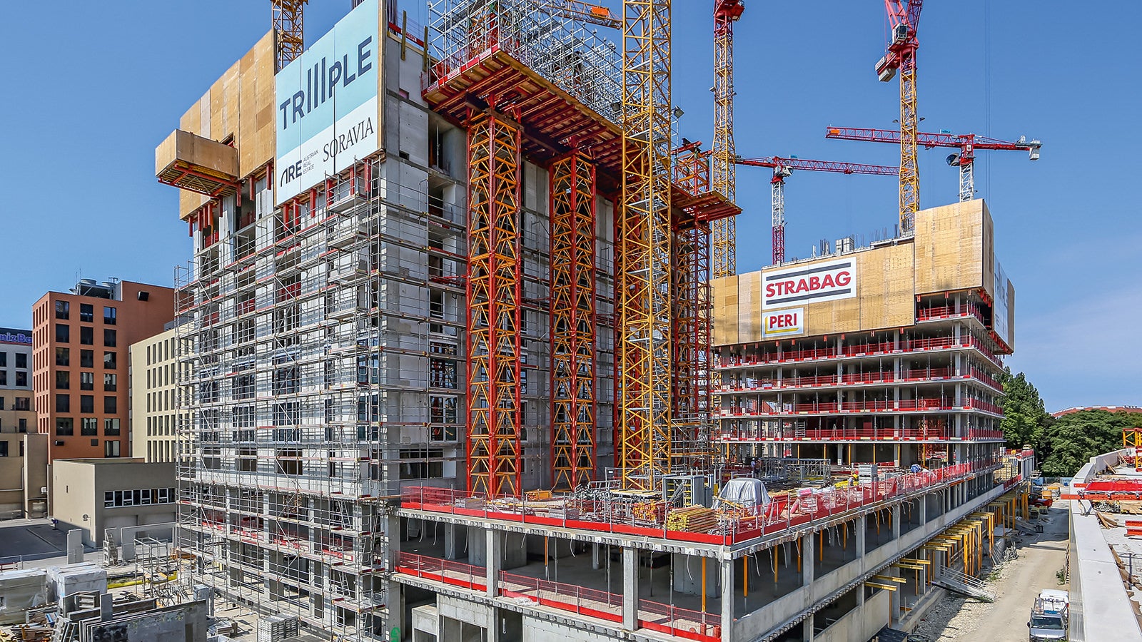 Kompetentne teenindus ja optimaalne süsteemi kasutamine aitasid PERI´l lõpetada kolmest tornist koosneva TrIIIPle elamuehituse projekti Viinis. (Foto: PERI GmbH)<br/>