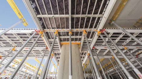 Die systematische Montagefolge der SKYDECK und die geringen Einzelgewichte sparen Zeit beim Schalen der Decken.