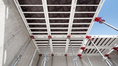 Sowohl mit dem Stütz- als auch mit dem Absenkkopf können Sie die Paneele an jeder beliebigen Stelle unterstützen. Die durchdachte Geometrie von Köpfen und Paneelen ermöglicht eine flexible, simple und zeitsparende Anwendung. Die Zähne der Stütz- und Absenkköpfe erlauben ein besonders einfaches Einsetzen der Paneele.