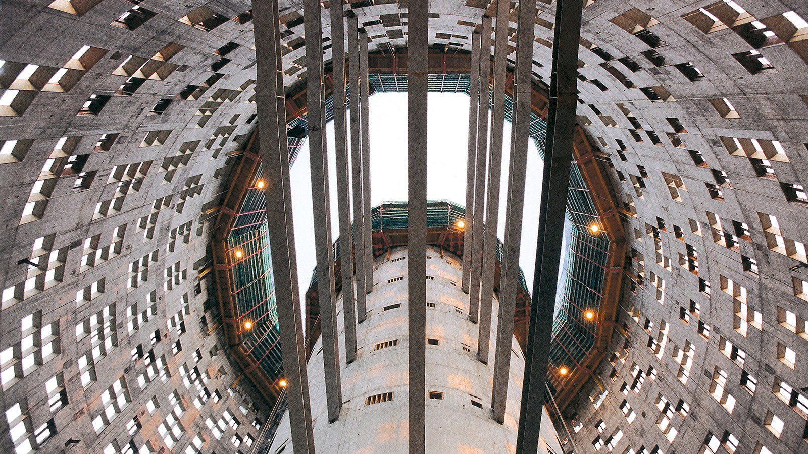 The cylindrical core and facade walls of this 142 m high office building were constructed with PERI ACS self-climbing technology.