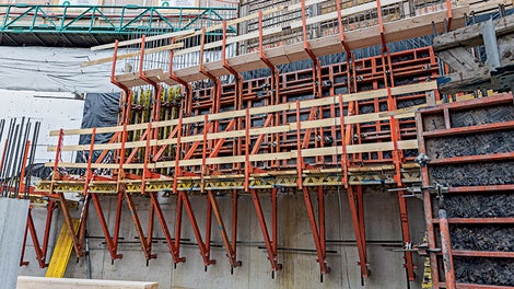 Jednostranný šplhavý systém SKS v kombinaci se stěnovým bedněním TRIO.