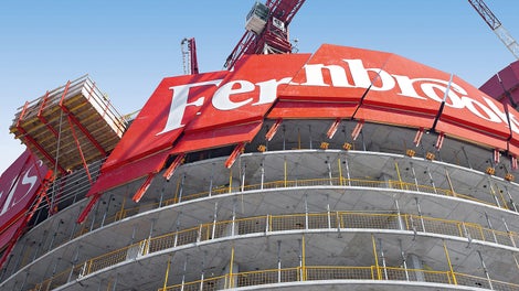 防护屏与卸料同平台在顶升至下一浇筑平台的过程中，需要同时转动转动20至26度