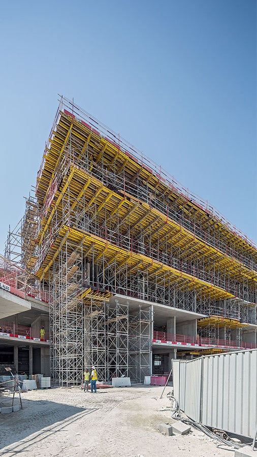 凭借高度灵活的系统，即使不同的支撑高度也可轻松适应-图中的支撑高度为3.3米至11.8米。