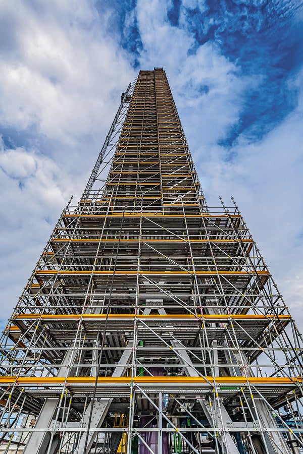 Ab 12 m Höhe verjüngt sich die Gerüstkonstruktion. Dies sorgte für eine enorme Materialeinsparung und reduzierte den Montageaufwand. (Foto: Intering GmbH)