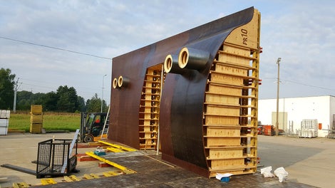 Pierwomontaż deskowań w zakładzie PERI