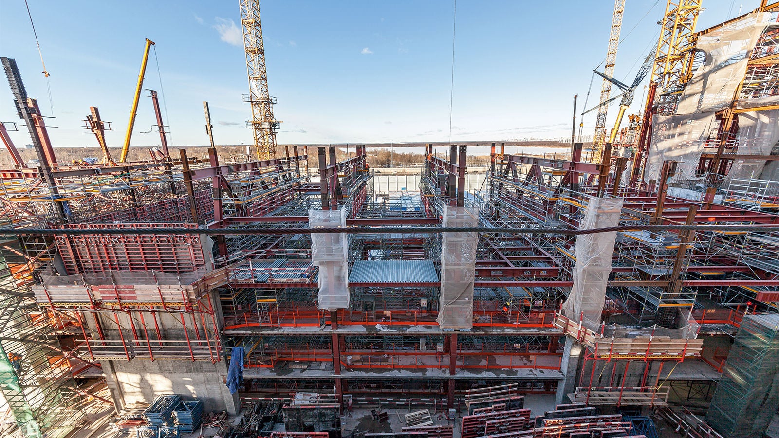 Kogu PERI lahendus koosnes erinevatest raketise ja toestuse lahendustest, sh. olid CB ronimoodulid, TRIO ja DOMINO seinaraketis ning projektspetsiifilised tööplatvormid. (Foto: PERI GmbH)<br/>