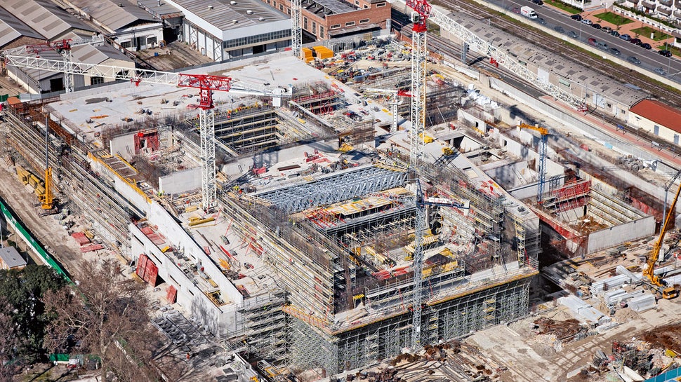 Kompleks zgrada obuhvaća opernu kuću s 1.800 mjesta za sjedenje, koncertnu dvoranu za 1.100 ljubitelja glazbe te kazalište za 2.000 gledatelja. 